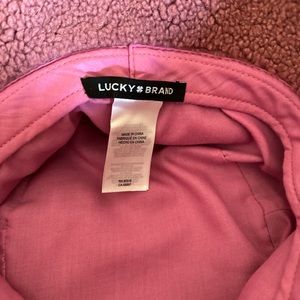 Hi! I’m selling mu beautiful hat,,because I’m petite on it’s little big for me.